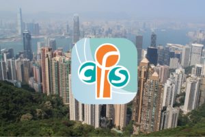 Beeldmerk van de Hong Kong Center for Food Safety me op de achtergrond de skyline van Hong Kong.